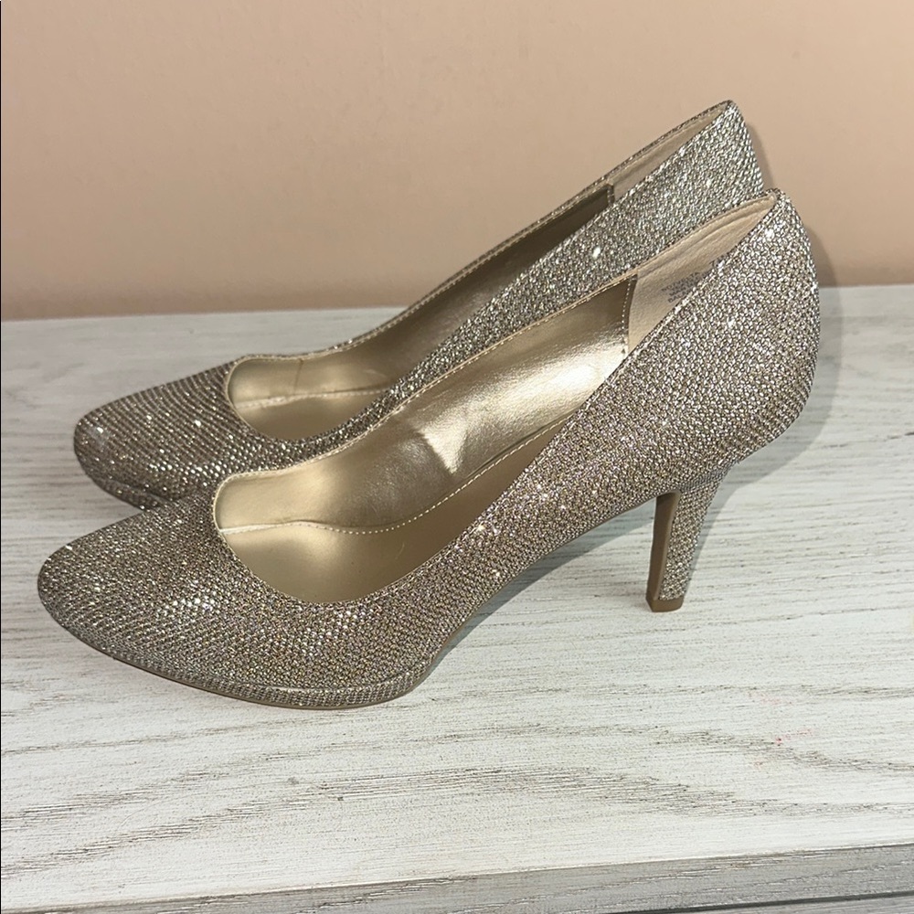 Bandolino Gold Shimmer Pumps High 3 Inch Size 7.5M Women's Great Condition - Picture 3 of 8